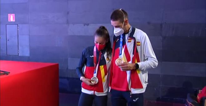 Adriana Cerezo y David Valero ya lucen sus medallas en España