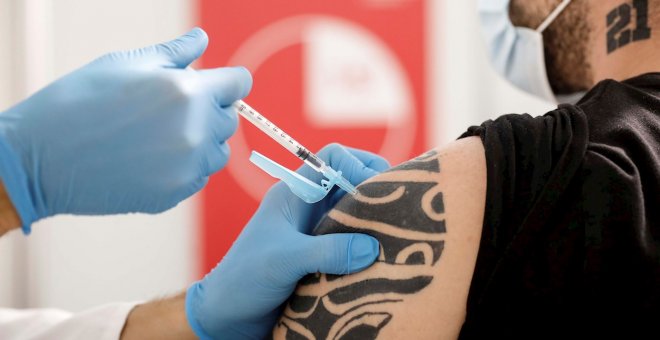 Los jóvenes se vacunan en masa a pesar de la estigmatización contra ellos