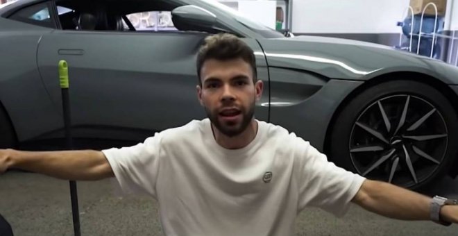 Un 'youtuber' residente en Andorra alardea de Aston Martin y lo estrella al poco de comprarlo