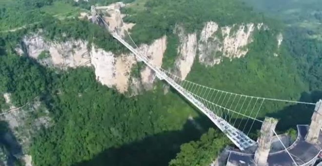 Impresionantes saltos desde el puente colgante más alto del mundo