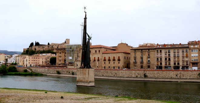El gigantesco monumento franquista de Tortosa que se resiste a desaparecer, erguido en medio del río Ebro
