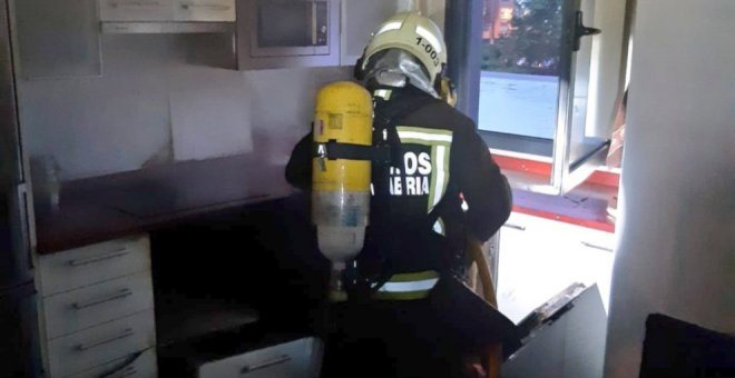 Los bomberos sofocan un incendio en una vivienda de Santoña
