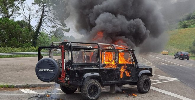 Incendiado un vehículo en el cruce a la playa de Valdearenas, en Piélagos
