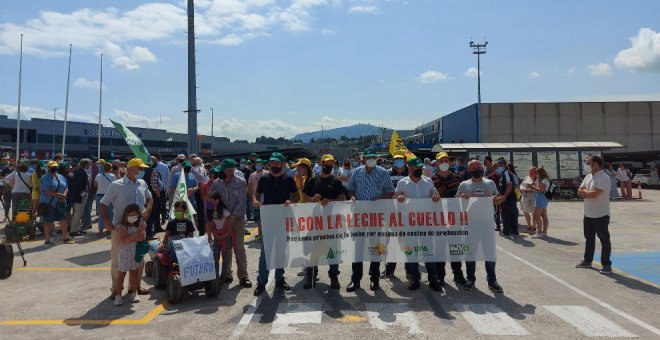 300 ganaderos protestan por los precios de la leche "bajo mínimos" que "arruinan" al sector