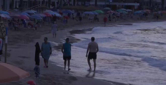 Colas nocturnas para acceder a la playa de Torrevieja (Alicante)