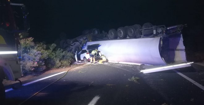 Una impactante colisión entre un camión frigorífico y un turismo en Cuenca deja cuatro adultos y un niño heridos