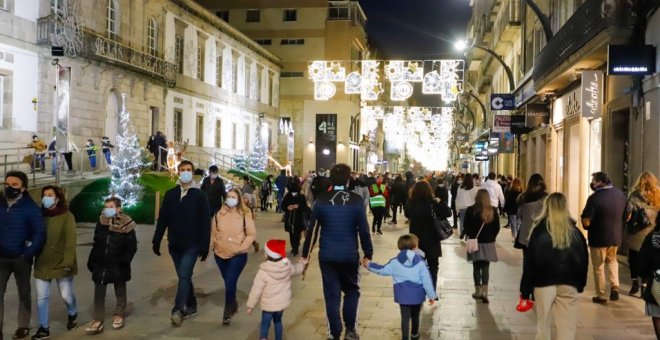 Vigo y Ourense se lanzan a montar las luces navideñas en agosto... y en las redes preguntan por los turrones