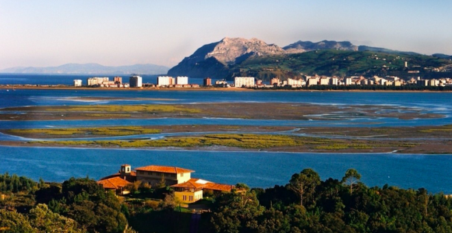 UxL denuncia el "abandono" de la playa del Regatón