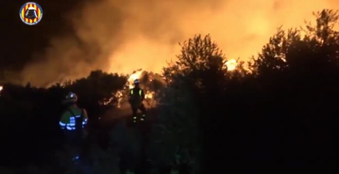 El incendio declarado ayer en Rafelguaraf (Valencia), cada vez más cerca de estar controlado