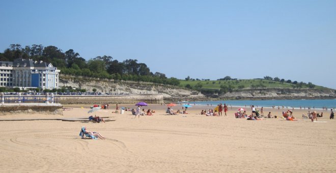 Aforo completo en la playa de Molinucos y nivel rojo en la Primera del Sardinero