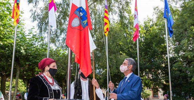 Un Día de Cantabria "triste" homenajea a la Corporación de Cabezón de la Sal que inició el proceso de autonomía