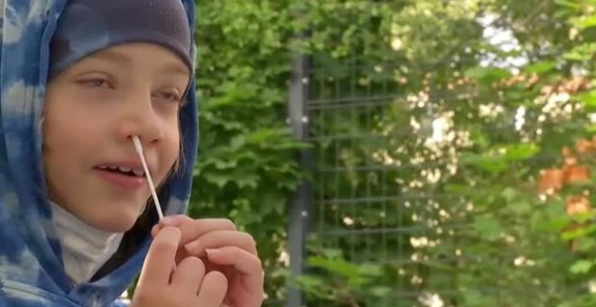 Los alumnos de un colegio de Berlín se hacen ellos mismos la prueba de antígenos