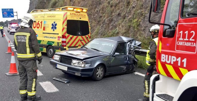 Dos heridos leves en un aparatoso accidente en la A-8 a la altura de Laredo