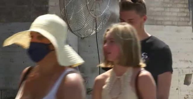 Los turistas disfrutan de Roma pese al calor extremo