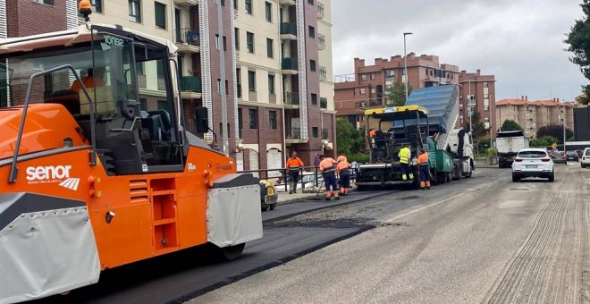 Los trabajos de pavimentación en Monte modifican estos días varias líneas del TUS