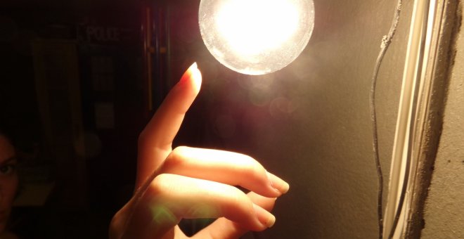 El precio mayorista de la luz baja el sábado tras cinco días de récords consecutivos