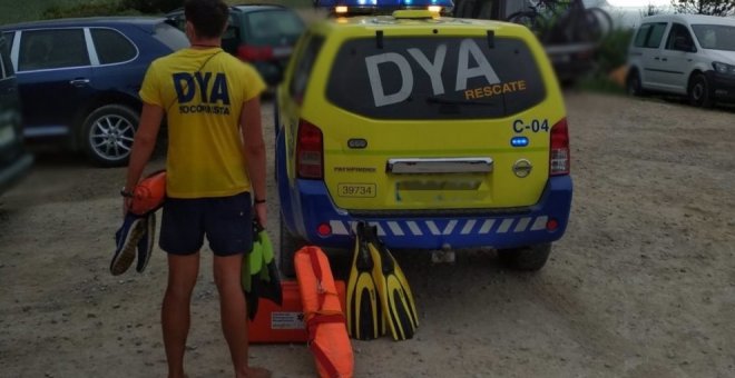 Un surfista rescata del agua a una persona en apuros en la playa de Sonabia, en Liendo