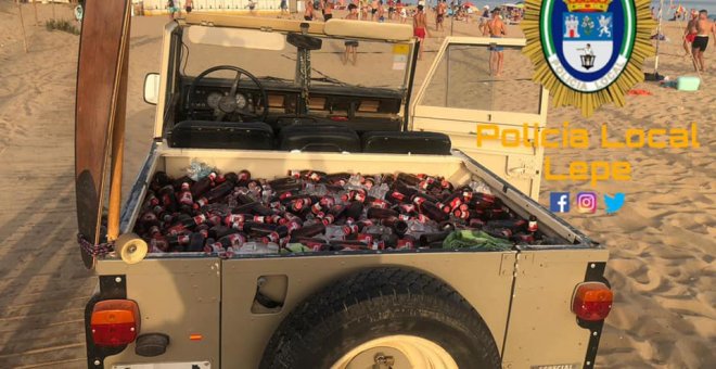 Intenta entrar con 200 botellines a una playa en coche y la policía le multa