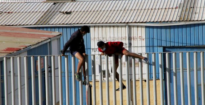 Medio centenar de menores se fugan del centro donde se encontraban en Ceuta para evitar ser repatriados a Marruecos