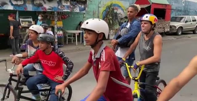 Daniel Dhers, medallista en BMX, se exhibe en un barrio conflictivo de Caracas