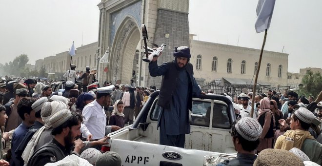 Los talibanes recuperan el control de Kabul, y otras cuatro noticias que debes leer para estar informado hoy, lunes 16 de agosto de 2021