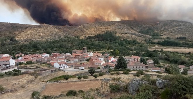 El incendio de Navalacruz avanza sin control y ha arrasado ya 10.000 hectáreas