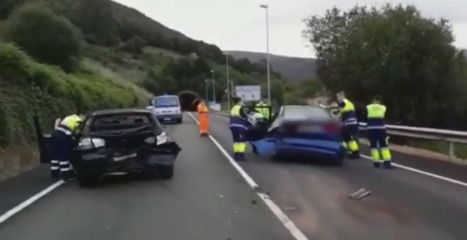 Heridas tres personas en un accidente en la entrada del túnel de Limpias con varios coches implicados