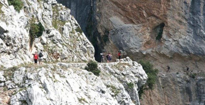 Buscan a dos montañeros cántabros que realizaban una ruta en Picos de Europa