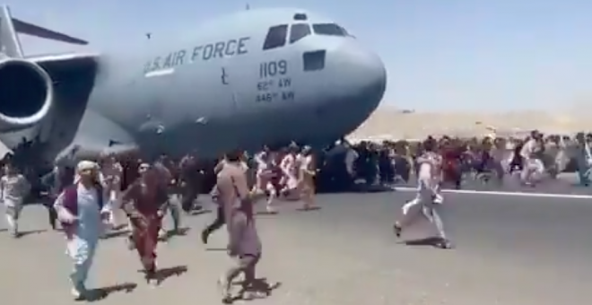El caos se apodera del aeropuerto de Kabul, un lugar "seguro" para los españoles atrapados allí según Interior