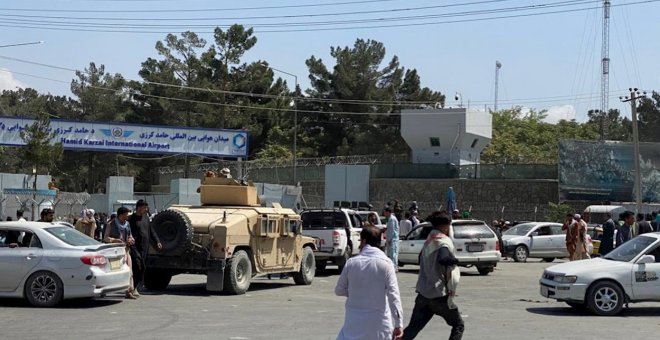 La UE y la OTAN coordinan las evacuaciones desde el aeropuerto de Kabul, escenario de caos y desesperación
