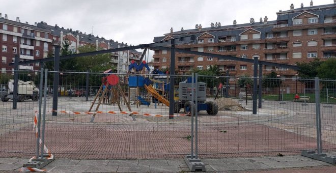 Comienza el montaje de la cubierta del parque infantil de la Plaza de la Hermandad de las Marismas de Cotoino