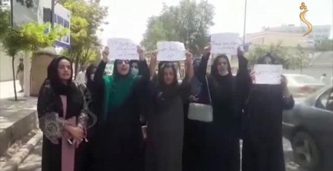Un grupo de mujeres protesta en las calles de Kabul tras la llegada de los talibanes