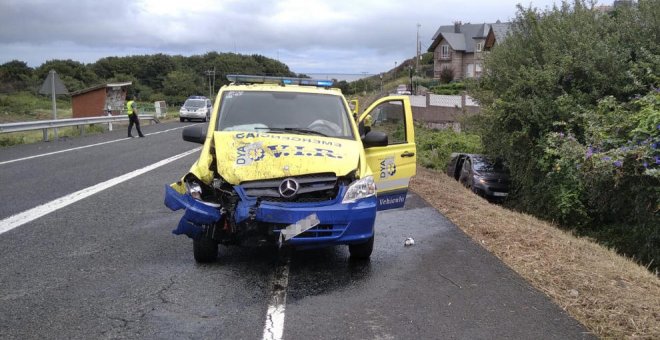Herido leve un conductor del DYA Cantabria al chocar contra un turismo cuando acudía a un accidente de moto
