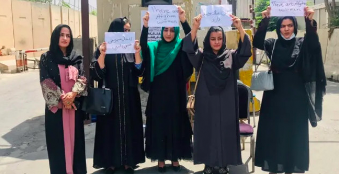 Cuatro mujeres feministas se manifiestan en Kabul y plantan cara a los talibán para salvar sus derechos