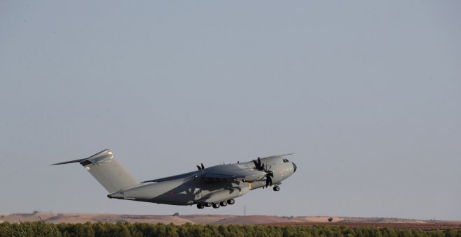 El primer avión con medio centenar de españoles y afganos evacuados vuela hacia Madrid