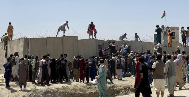 El caos hace casi imposible el acceso a los vuelos de evacuación en Kabul