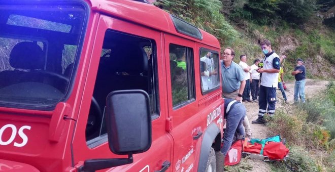 Heridos graves dos jóvenes al salirse su todoterreno de una pista forestal y caer por un terraplén en Liébana