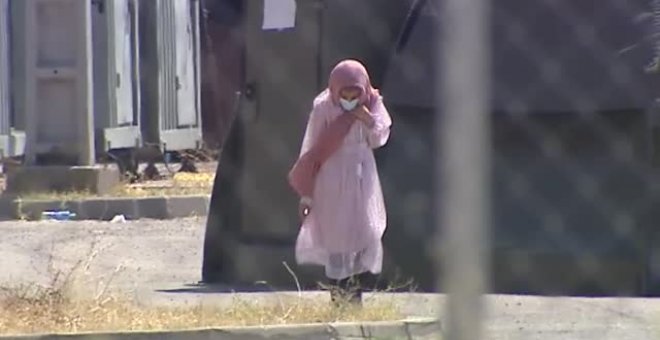 Los refugiados afganos ya descansan en el campamento provisional de Torrejón