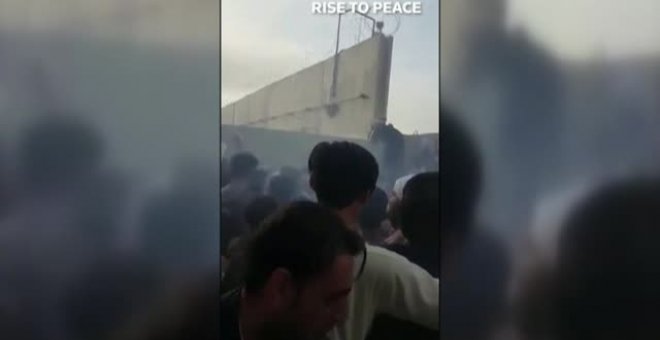 Tropas estadounidensens ayudan a civiles a saltar la valla del aeropuerto de Kabul