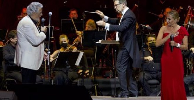Plácido Domingo canta en Marbella el himno nacional con la letra de Marta Sánchez ante un público entregado