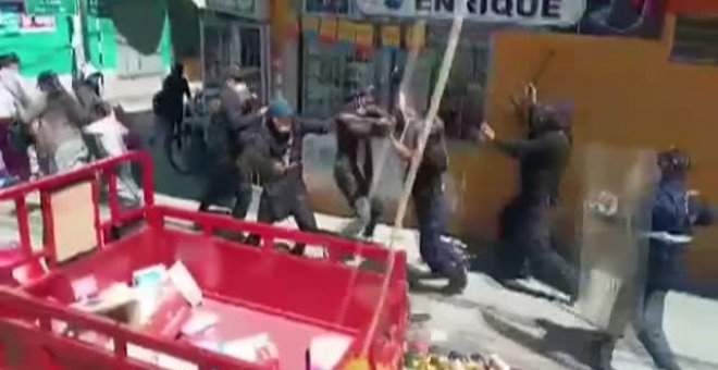 Violento enfrentamiento entre vendedores ambulantes y Policía en Perú