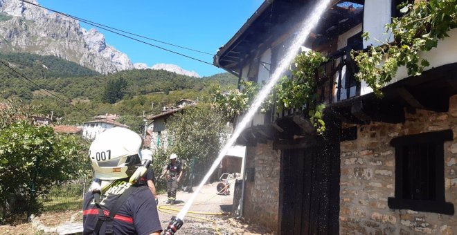 Un incendio destruye una casa en Camaleño sin causar daños personales