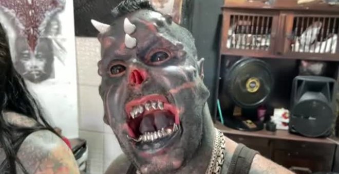Un tatuador brasileño se convierte en el 'satán humano' tras 25 años de cirugías