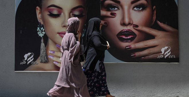 Las mujeres afganas desafían a los talibanes saliendo a la calle para exigir sus derechos