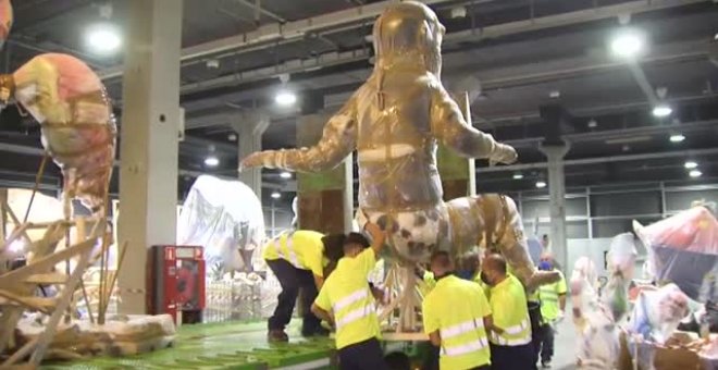 Los monumentos falleros ya están empezando a instalarse en las calles de Valencia