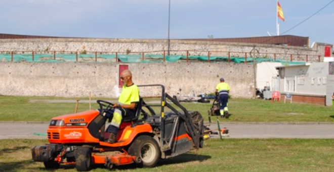 Santoña realiza labores de acondicionamiento de sus zonas verdes