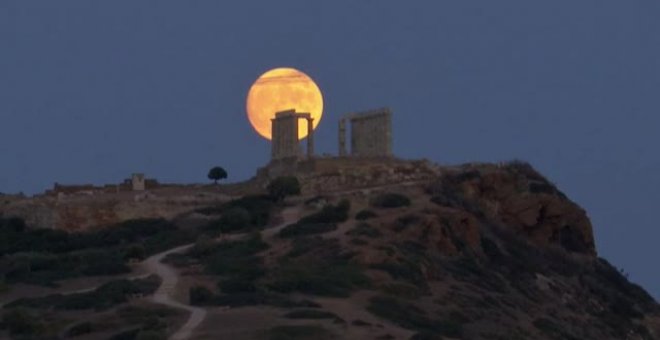 La "luna esturión" de agosto baila sobre la Acrópolis de Atenas en una noche mágica