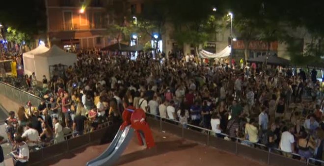 Las calles de Barcelona se llenan de gente sin mascarillas ni distancia de seguridad