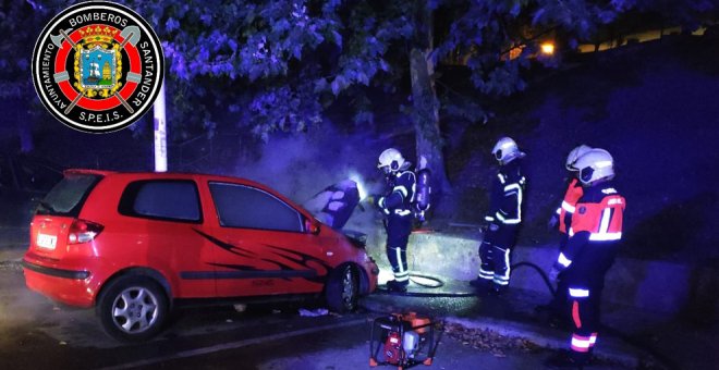 Bomberos sofocan de madrugada un fuego en el motor de un coche aparcado en Santander