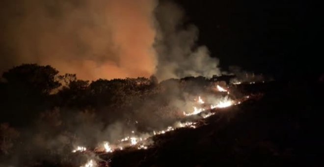Fuegos controlados en California para evitar que el fuego llegue a la capital